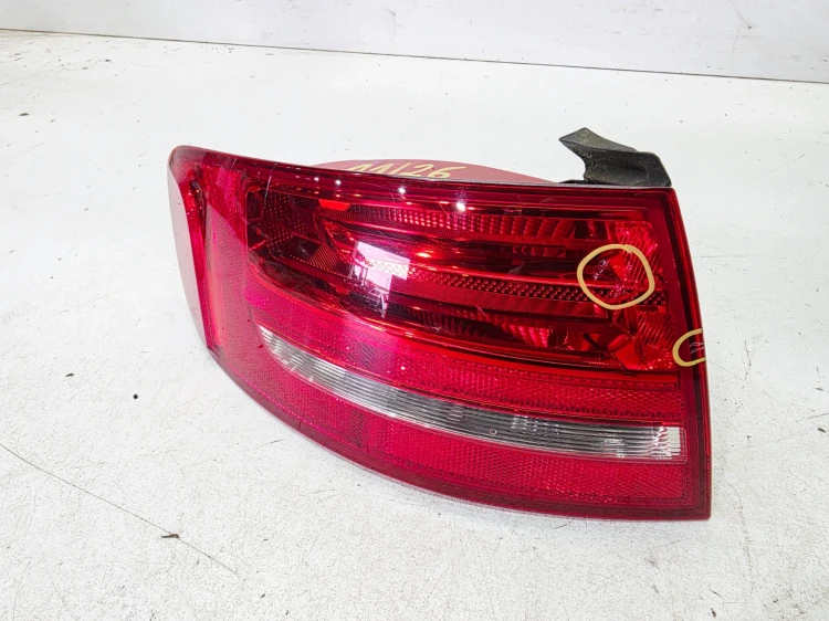 LAMPA LEWY TYŁ W BŁOTNIK NA ŻARÓWKI AUDI A4 B8 AVANT 8K9945095 11/26