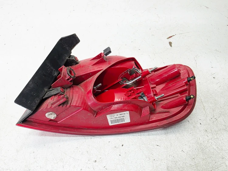 LAMPA LEWY TYŁ W BŁOTNIK NA ŻARÓWKI AUDI A4 B8 AVANT 8K9945095 11/26