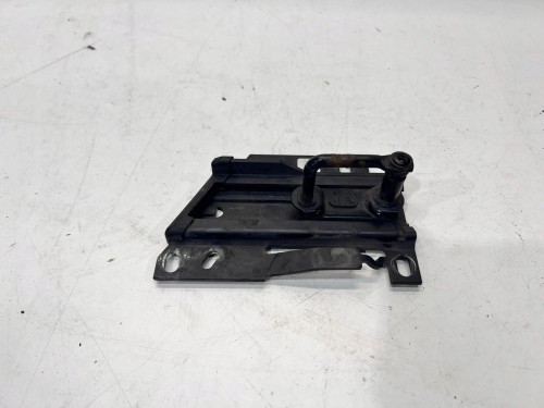 ZAMEK MASKI RYGIEL LEWY AUDI A4 B9 8W0823185E