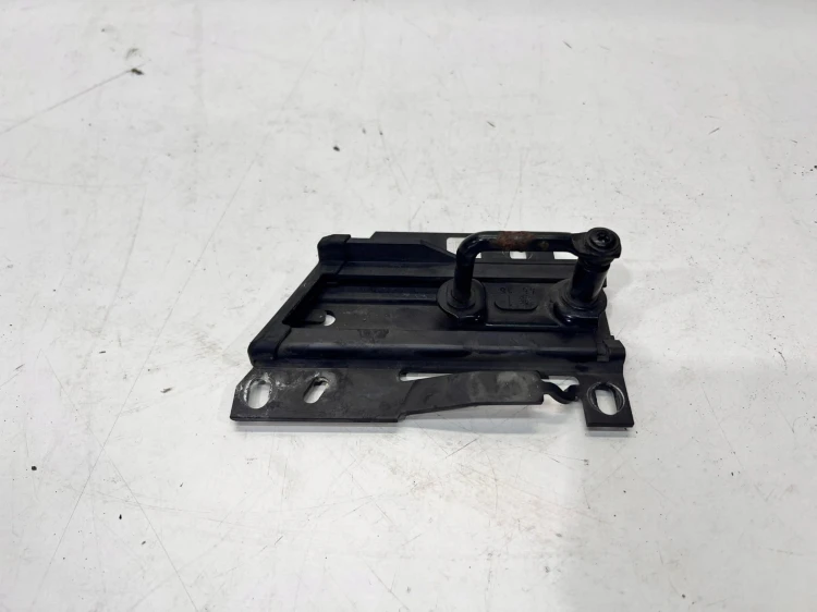ZAMEK MASKI RYGIEL LEWY AUDI A4 B9 8W0823185E