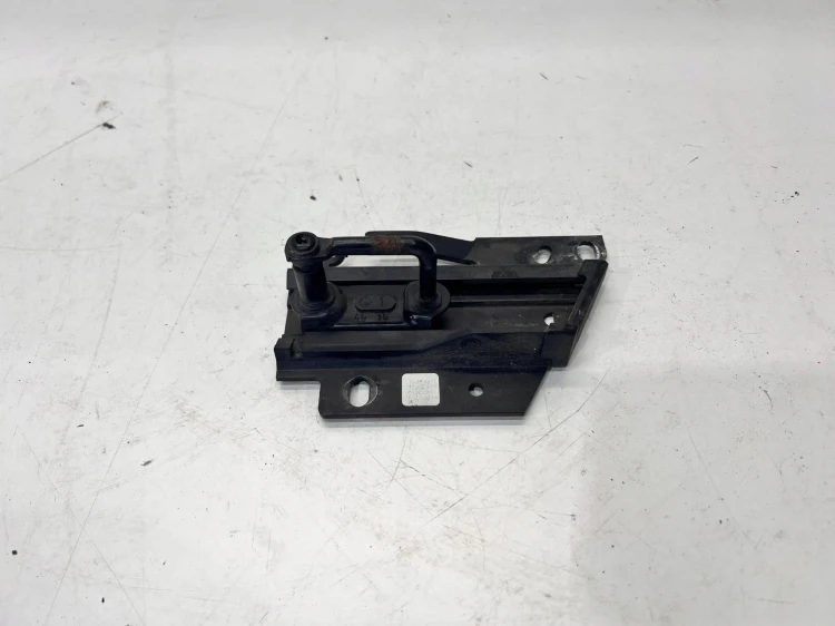 ZAMEK MASKI RYGIEL LEWY AUDI A4 B9 8W0823185E