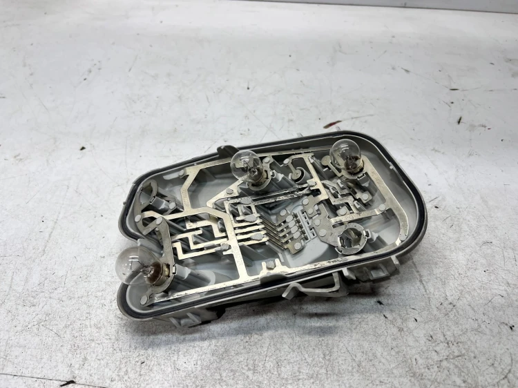 WKŁAD LAMPY W BŁOTNIK PRAWY TYŁ AUDI A6 C6 SEDAN ZWYKŁY NA ŻARÓWKI 4F5 *3*
