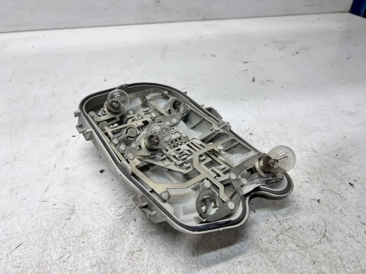 WKŁAD LAMPY W BŁOTNIK PRAWY TYŁ AUDI A6 C6 SEDAN ZWYKŁY NA ŻARÓWKI 4F5 *3*