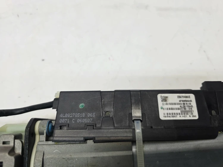 SIŁOWNIK ELEKTRYCZNY KLAPY LEWY TYŁ AUDI Q7 4L 4L0827851B