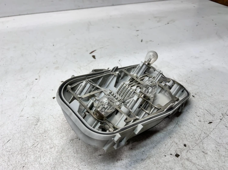 WKŁAD LAMPY W BŁOTNIK PRAWY TYŁ AUDI A6 C6 SEDAN ZWYKŁY NA ŻARÓWKI 4F5 *3*