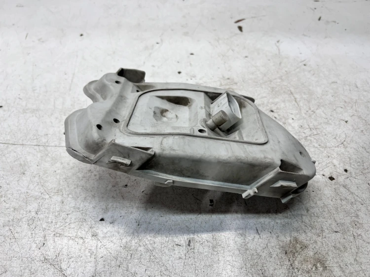 WKŁAD LAMPY W BŁOTNIK PRAWY TYŁ AUDI A6 C6 SEDAN ZWYKŁY NA ŻARÓWKI 4F5 *3*