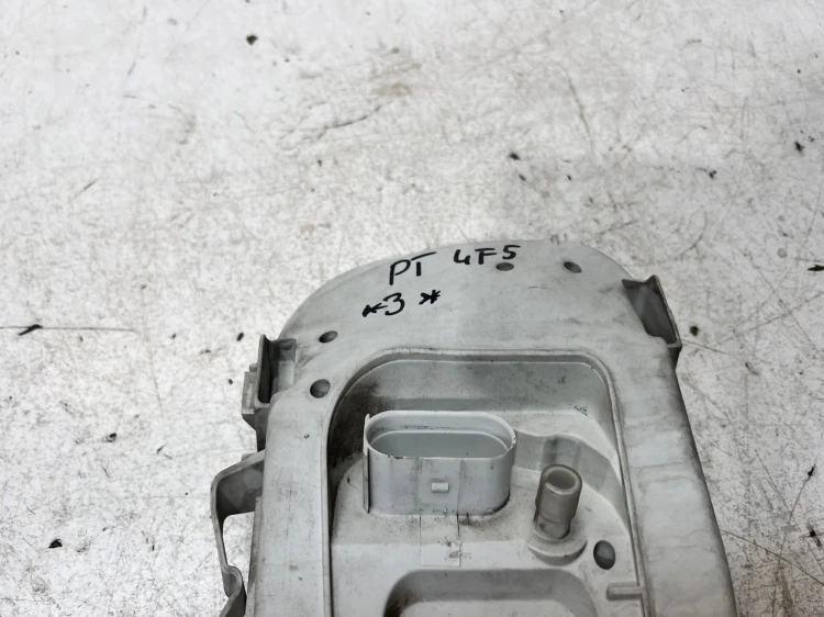 WKŁAD LAMPY W BŁOTNIK PRAWY TYŁ AUDI A6 C6 SEDAN ZWYKŁY NA ŻARÓWKI 4F5 *3*