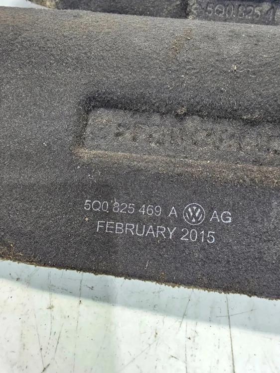 WYGŁUSZENIE SILNIKA AUDI A3 8V VW 5Q0825469A