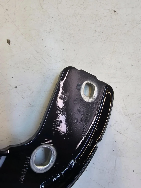 ZAWIAS KLAPY TYŁ PRAWY AUDI A4 B9 AVANT 8W9827300B