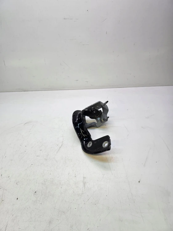 ZAWIAS KLAPY TYŁ PRAWY AUDI A4 B9 AVANT 8W9827300B