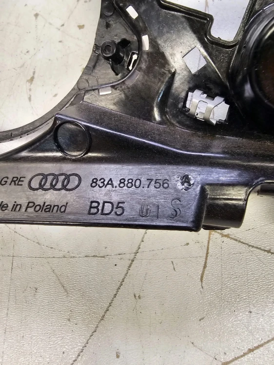 MOCOWANIE SŁUPKA PRAWE AUDI Q3 F3 83A880756A
