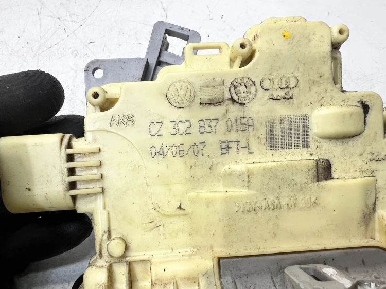 ZAMEK DRZWI LEWY PRZÓD AUDI Q7 4L 3C2837015A