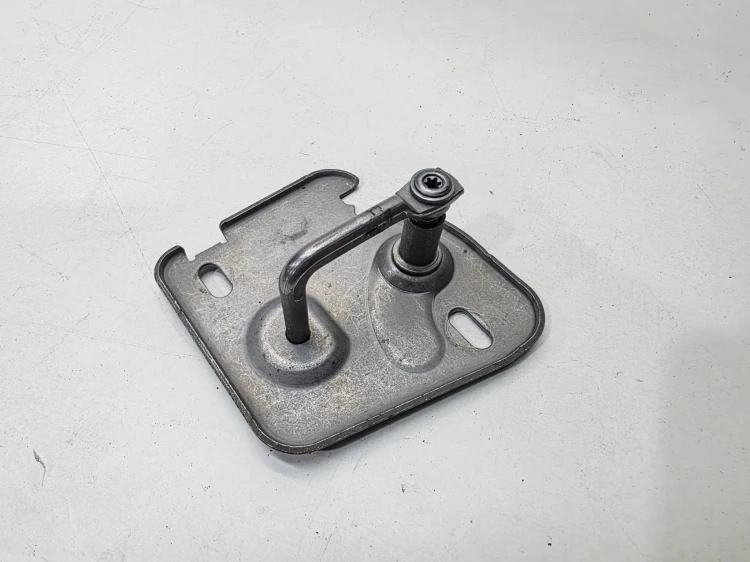 ZAMEK MASKI PRAWY RYGIEL AUDI A3 8Y 81A823186B