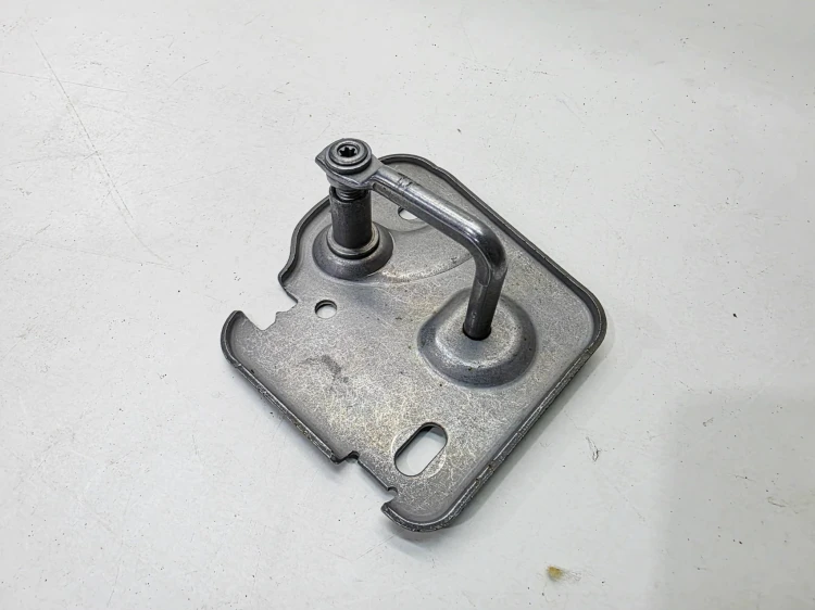 ZAMEK MASKI PRAWY RYGIEL AUDI A3 8Y 81A823186B