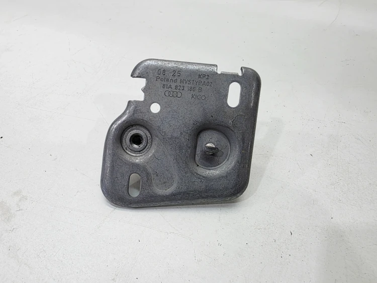 ZAMEK MASKI PRAWY RYGIEL AUDI A3 8Y 81A823186B