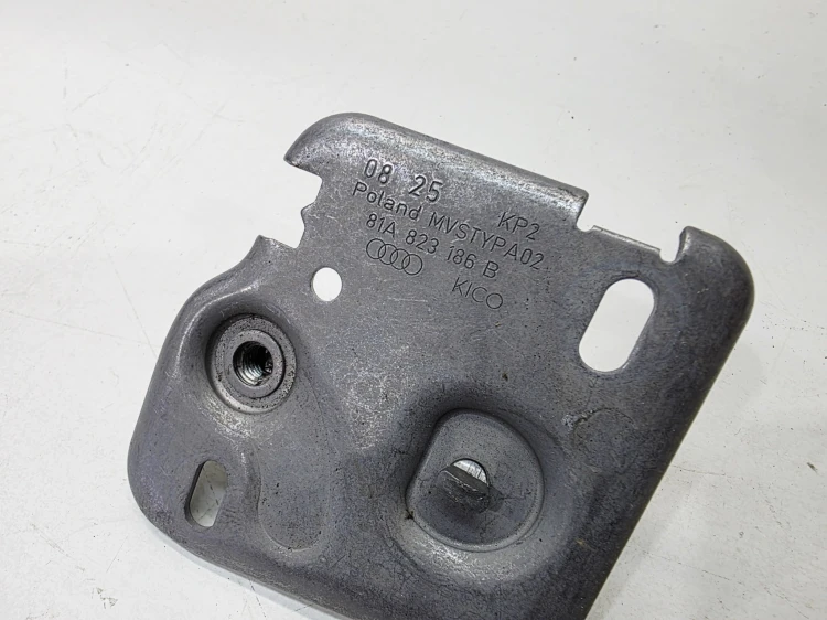 ZAMEK MASKI PRAWY RYGIEL AUDI A3 8Y 81A823186B