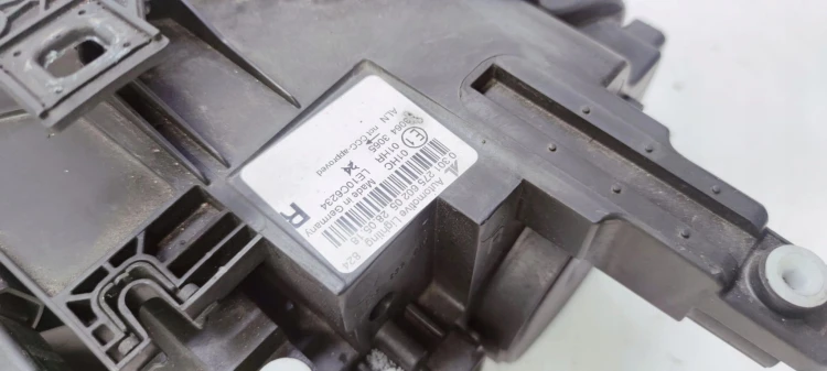 REFLEKTOR PRAWY AUDI A4 B8 LIFT UK 8K0941004M BDB