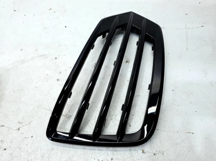 KRATKA ATRAPA ZAŚLEPKA ZDERZAKA LEWA AUDI Q3 8U LIFT S LINE 8U0807681K