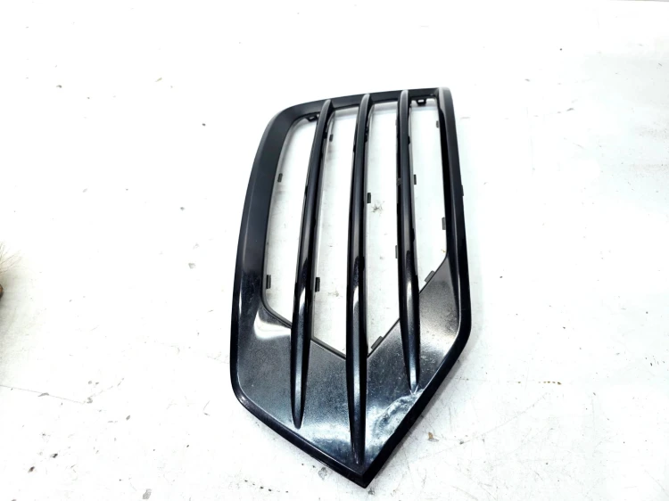 KRATKA ATRAPA ZAŚLEPKA ZDERZAKA LEWA AUDI Q3 8U LIFT S LINE 8U0807681K