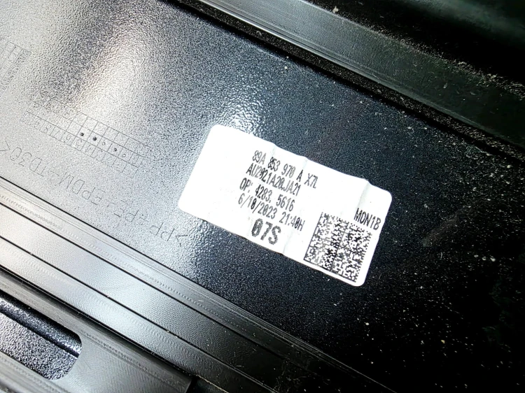 LISTWA DOLNA DRZWI PRAWY TYŁ AUDI Q4 E-TRON 89A853970A X7L