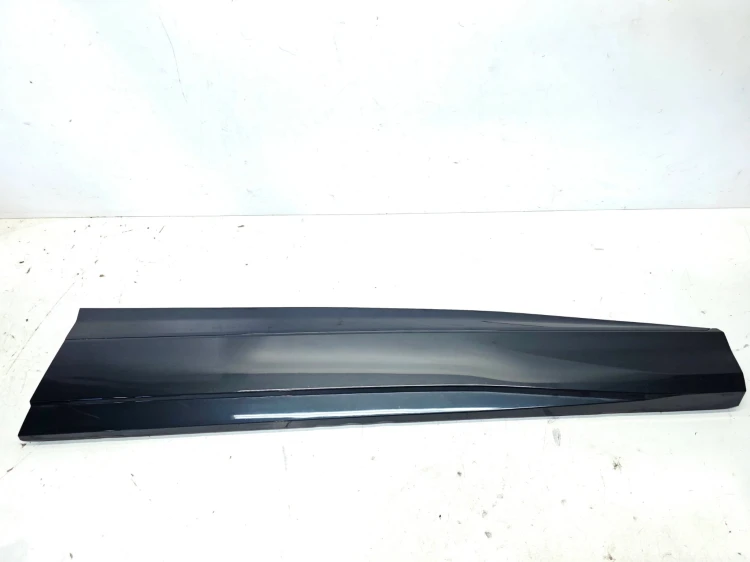 LISTWA DOLNA DRZWI PRAWY PRZÓD AUDI Q4 E-TRON 89A853960A X7L
