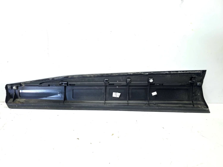 LISTWA DOLNA DRZWI PRAWY PRZÓD AUDI Q4 E-TRON 89A853960A X7L