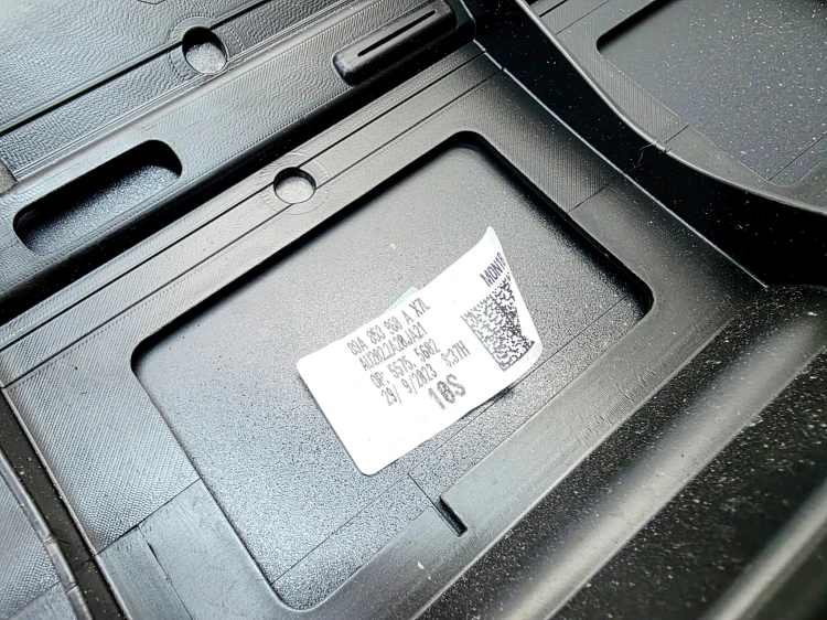 LISTWA DOLNA DRZWI PRAWY PRZÓD AUDI Q4 E-TRON 89A853960A X7L