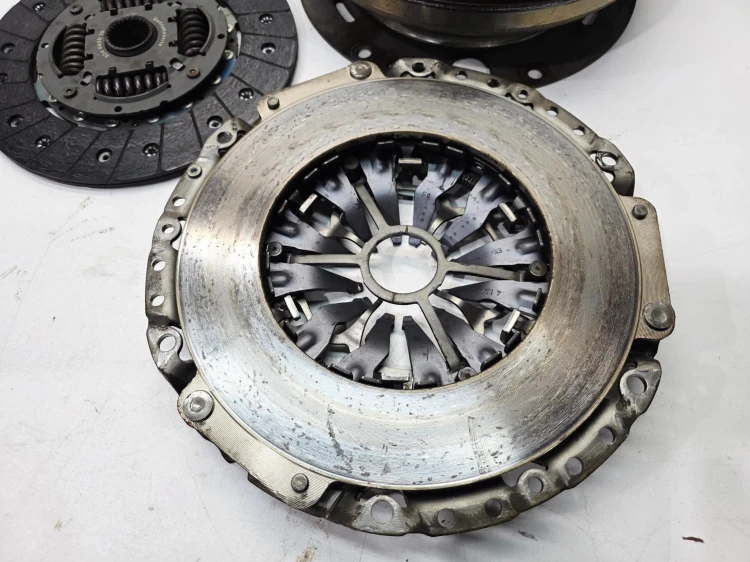 KOŁO DWUMASOWE SPRZĘGŁO AUDI A4 B8 A5 2.0 TDI TFSI 415034410 2/26