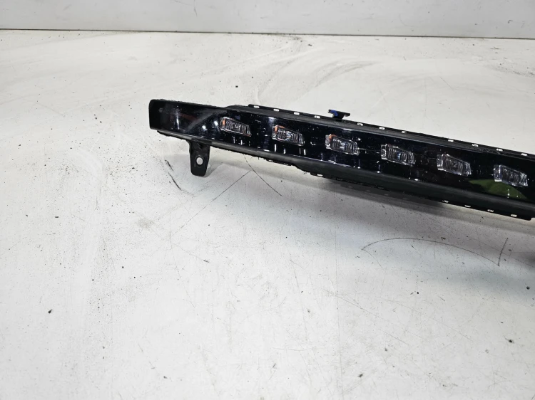 KIERUNKOWSKAZ DIODOWY LED ZDERZAKA PRAWY AUDI Q7 4L LIFT 4L0953042E