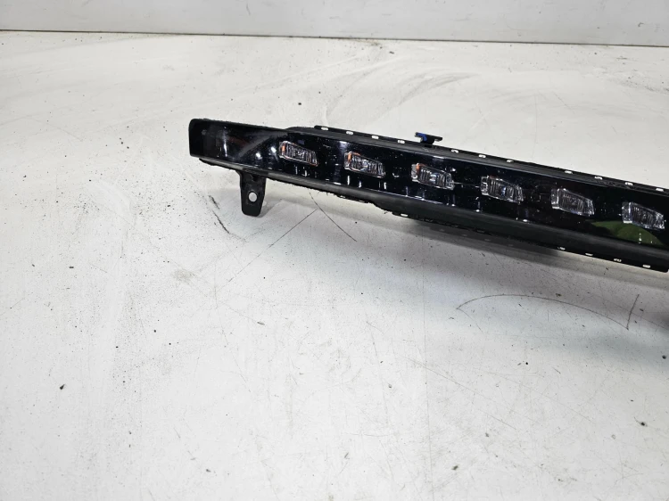 KIERUNKOWSKAZ DIODOWY LED ZDERZAKA PRAWY AUDI Q7 4L LIFT 4L0953042E