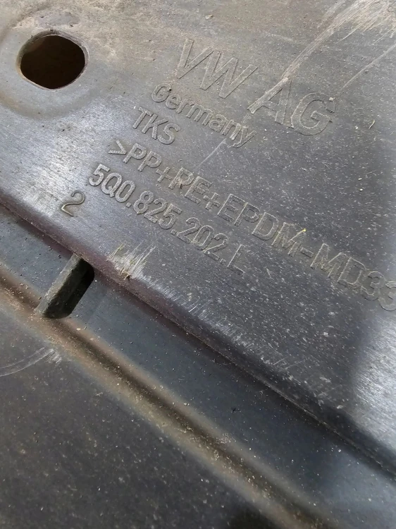OSŁONA PŁYTA PODWOZIA PRAWA AUDI A3 8V 5Q0825202L