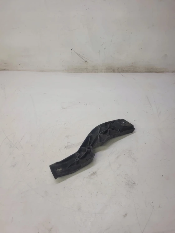 MOCOWANIE ŚRODKOWE ZDERZAKA AUDI A4 B6 8H0807334