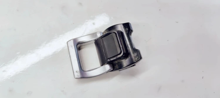 UCHWYT BAGAŻNIKA ZACZEP AUDI A6 C6 AVANT 4F9863539