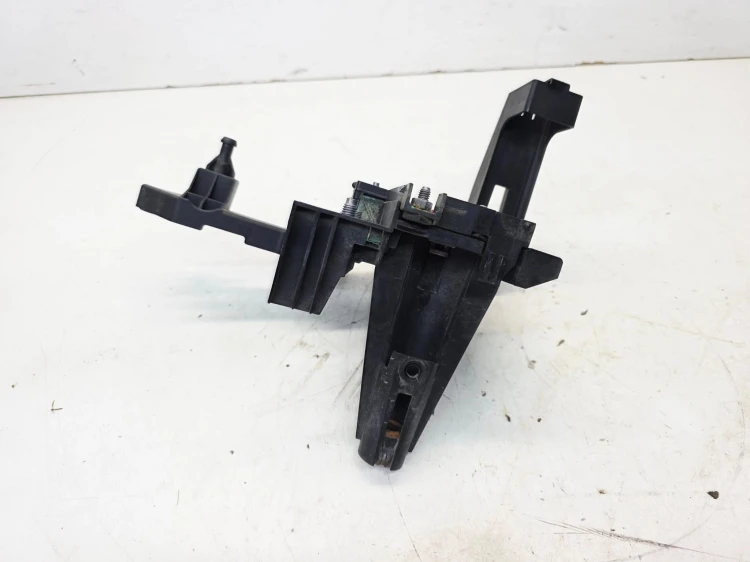 UCHWYT SKRZYNKI BEZPIECZNIKÓW AUDI A1 8X VW SEAT SKODA 6R0915343C 1/25