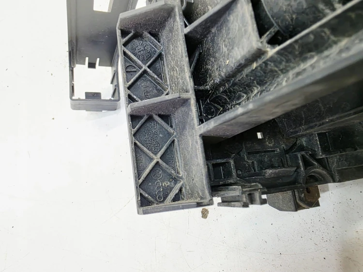 UCHWYT SKRZYNKI BEZPIECZNIKÓW AUDI A1 8X VW SEAT SKODA 6R0915343C 1/25