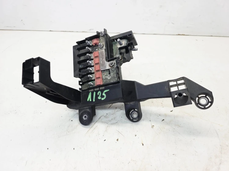 UCHWYT SKRZYNKI BEZPIECZNIKÓW AUDI A1 8X VW SEAT SKODA 6R0915343C 1/25