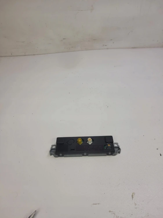 WZMACNIACZ ANTENY AUDI A5 8T 8T0035225AA