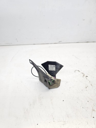WZMACNIACZ ANTENOWY TELEFONU AUDI A3 8V 8V0035507 8V0035526