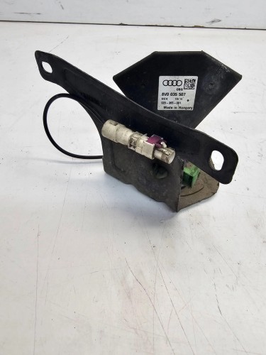 WZMACNIACZ ANTENOWY TELEFONU AUDI A3 8V 8V0035507 8V0035526