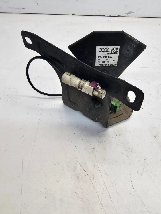 WZMACNIACZ ANTENOWY TELEFONU AUDI A3 8V 8V0035507 8V0035526