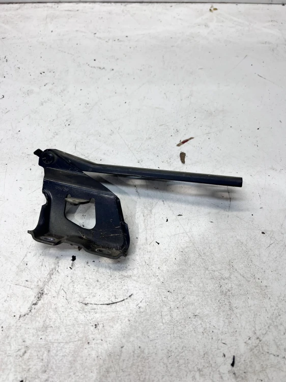 ZAWIAS MASKI PRAWY AUDI A5 8T 8T0823302D