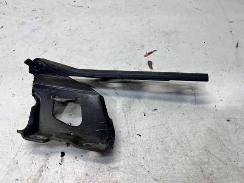 ZAWIAS MASKI PRAWY AUDI A5 8T 8T0823302D