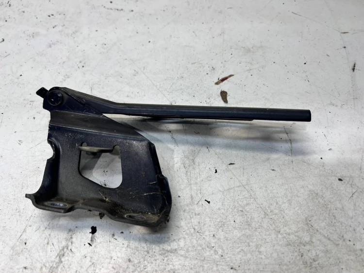 ZAWIAS MASKI PRAWY AUDI A5 8T 8T0823302D