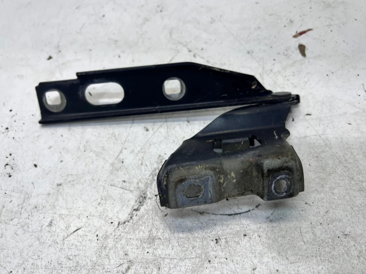 ZAWIAS MASKI PRAWY AUDI A5 8T 8T0823302D