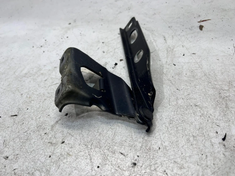 ZAWIAS MASKI PRAWY AUDI A5 8T 8T0823302D