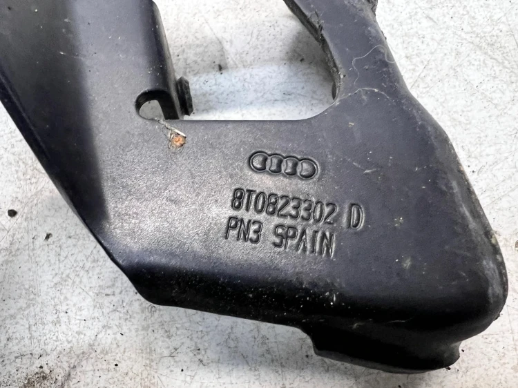 ZAWIAS MASKI PRAWY AUDI A5 8T 8T0823302D
