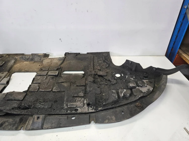 OSŁONA POD SILNIK PŁYTA AUDI A4 B7 8E0863823M