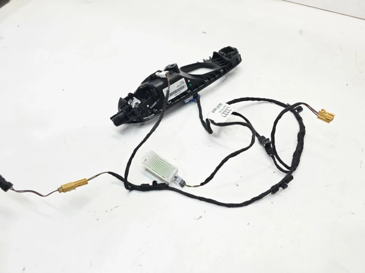 WIĄZKA KLAMKA BOCZKA DRZWI PRAWA AMBIENTE AUDI A1 8X 8X0837020E 8X0971036M