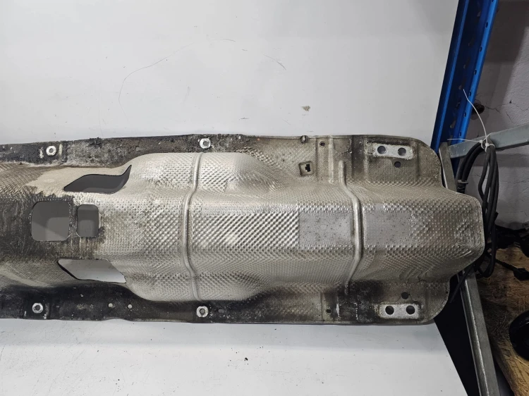 OSŁONA TERMICZNA TUNELU WYDECHU AUDI A3 8P R32 1K0825661K