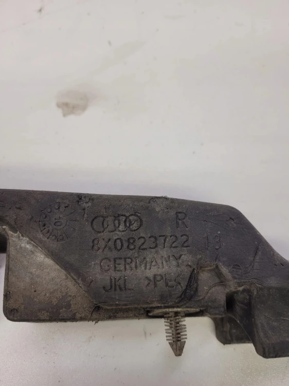 PIANKA WYGŁUSZENIE BŁOTNIKA AUDI A1 8X 8X0823722